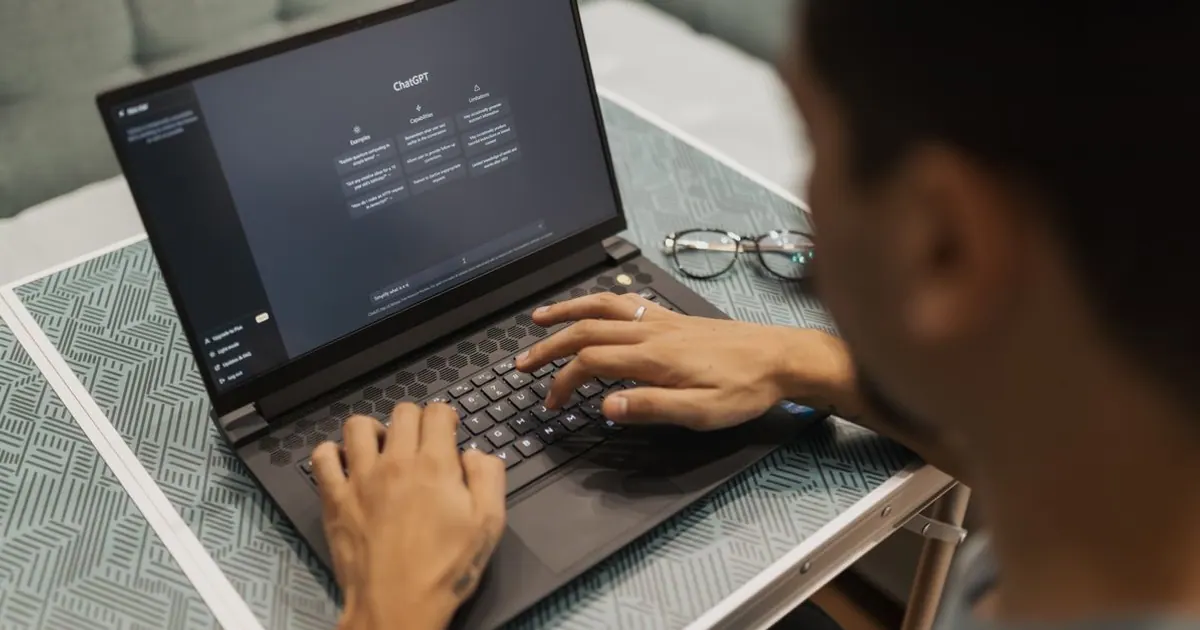 Profissional analisando um fluxo de dados em um notebook